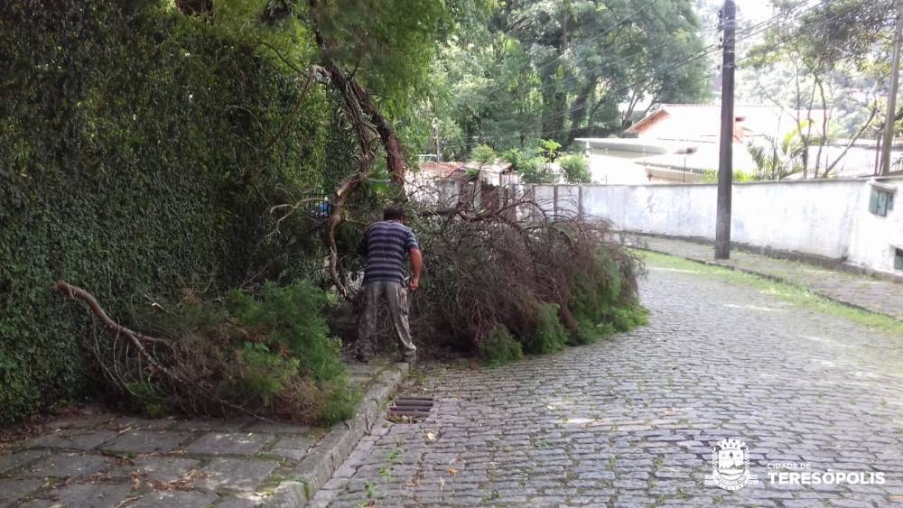 Chuva em Teresópolis: Prefeitura reforça trabalho de limpeza em ruas e galerias obstruídas