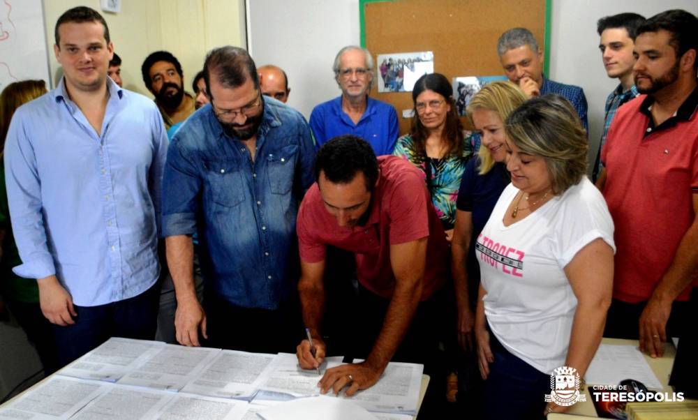 Assinados os contratos com agricultores familiares para fornecer alimentos da merenda escolar