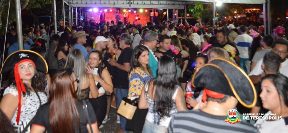 Sucesso de público, Carnaval Lupulando lota a Praça do Ginda Bloch; promovida pela Prefeitura, a festa une o samba e a cerveja produzida com o lúpulo plantado e colhido em Teresópolis
