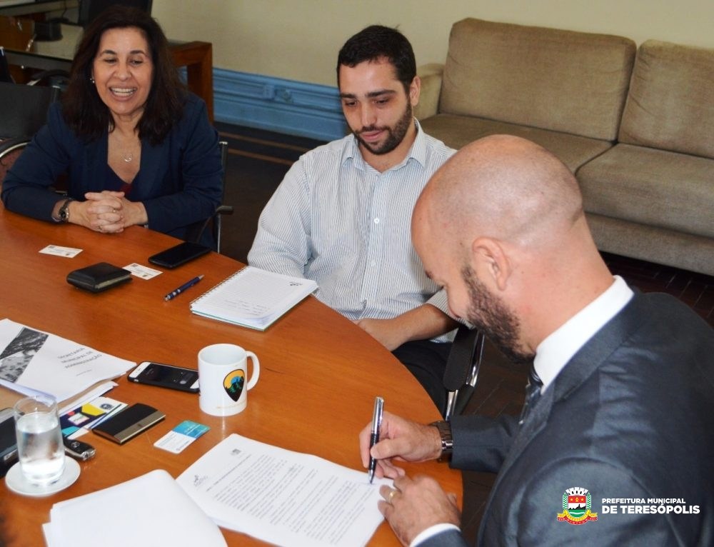 Prefeitura e AgeRio assinam convênio para implementar o Programa de Microcrédito no município