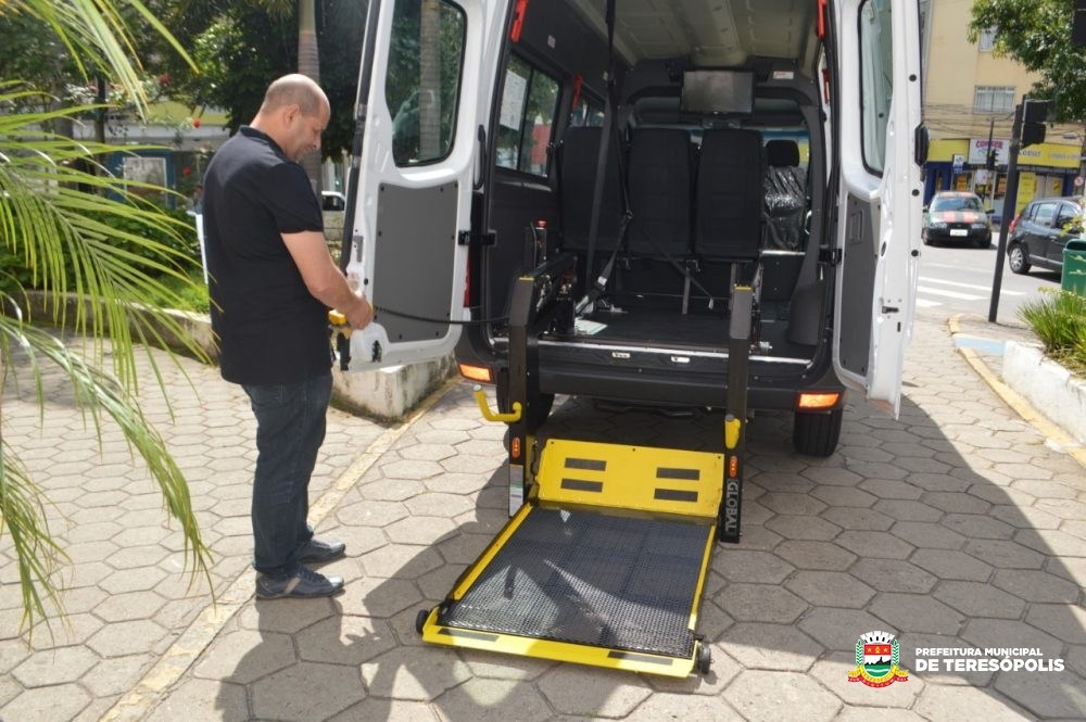 Prefeitura adquire duas vans para transporte de pacientes com deficiência física
