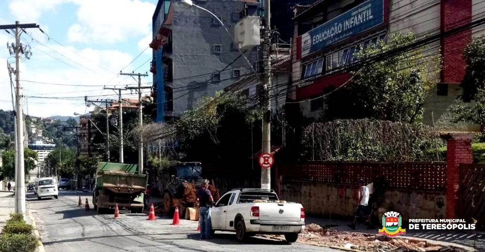 Novo recuo para veículos melhora trânsito na Rua Prefeito Sebastião Teixeira