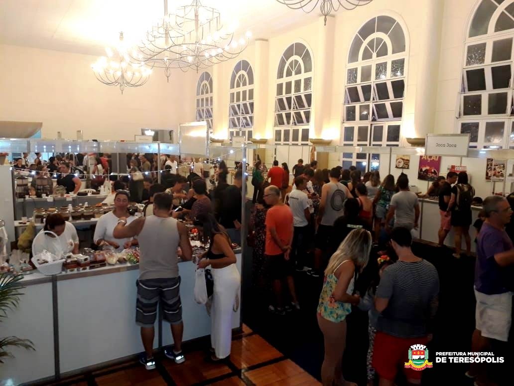 Moradores e turistas visitam ChocoSerra e Feira de Artes Manuais