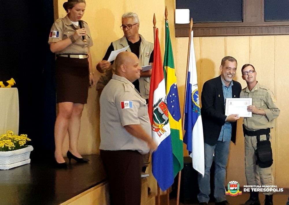 Agentes da Guarda Civil Municipal recebem certificado de curso de reciclagem