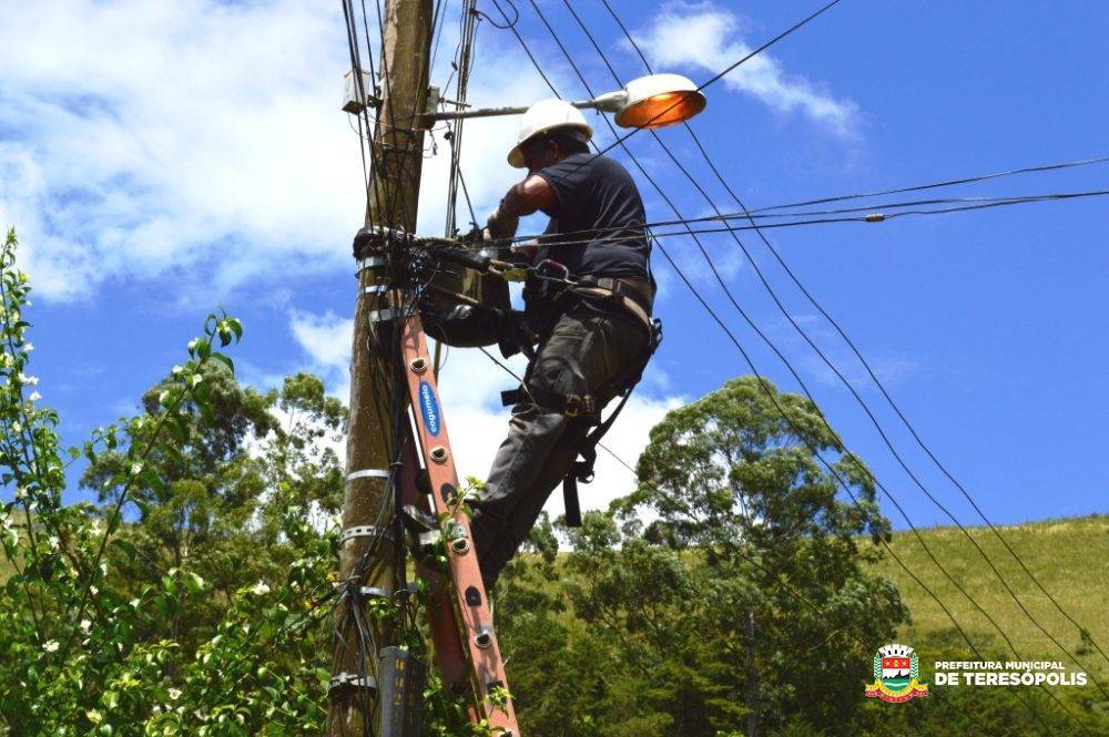 Prefeitura aumenta número de equipes e de veículos para restabelecer iluminação pública, na cidade e no interior