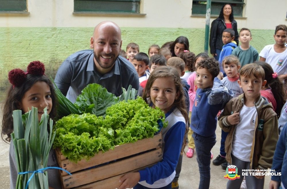 Operação 'Prefeitura Presente': Prefeito Vinicius Claussen anuncia  estudo para implantação de creche no 2º Distrito