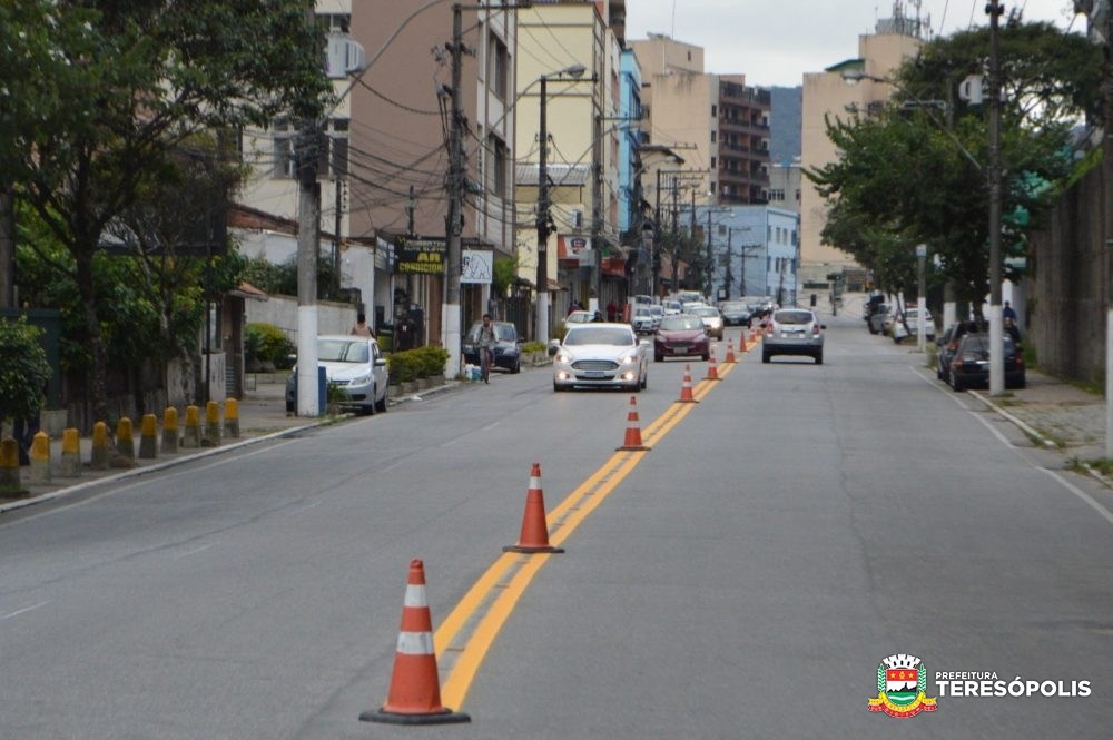 Ruas e avenidas de Teresópolis recebem nova sinalização de trânsito