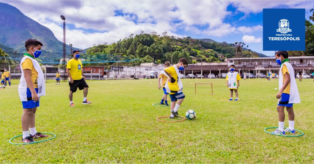 Alunos e professores do projeto 'Gol do Brasil' em Teresópolis participam de vídeo institucional da CBF