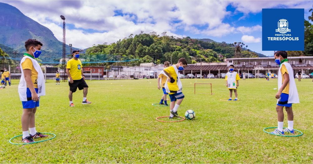 Alunos e professores do projeto 'Gol do Brasil' em Teresópolis participam de vídeo institucional da CBF