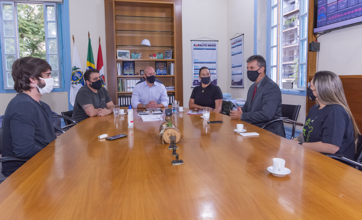 Prefeito Vinicius Claussen recebe representantes do Conselho Regional de Educação Física