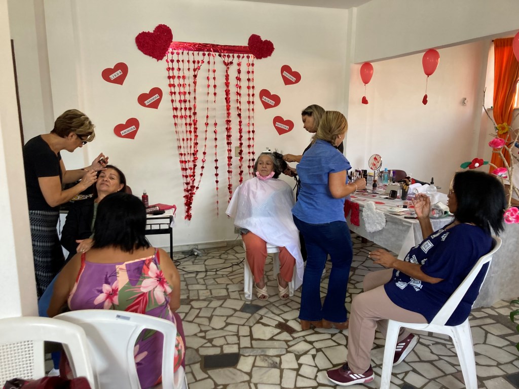 Dia das Mães: CRAS Alto promove manhã da beleza para participantes da oficina de artesanato