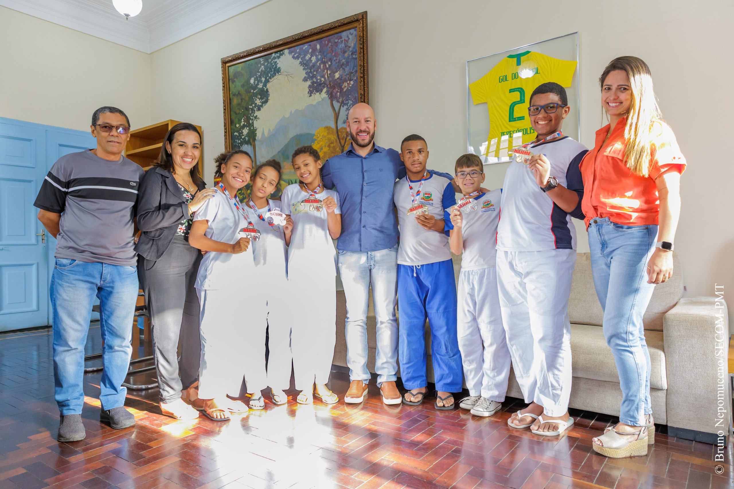 Prefeito de Teresópolis recebe alunos da rede municipal de ensino, medalhistas em etapa estadual de judô