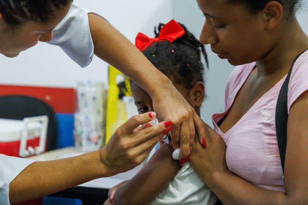 Secretaria de Saúde de Teresópolis inicia vacinação de alunos das creches e CMEIs