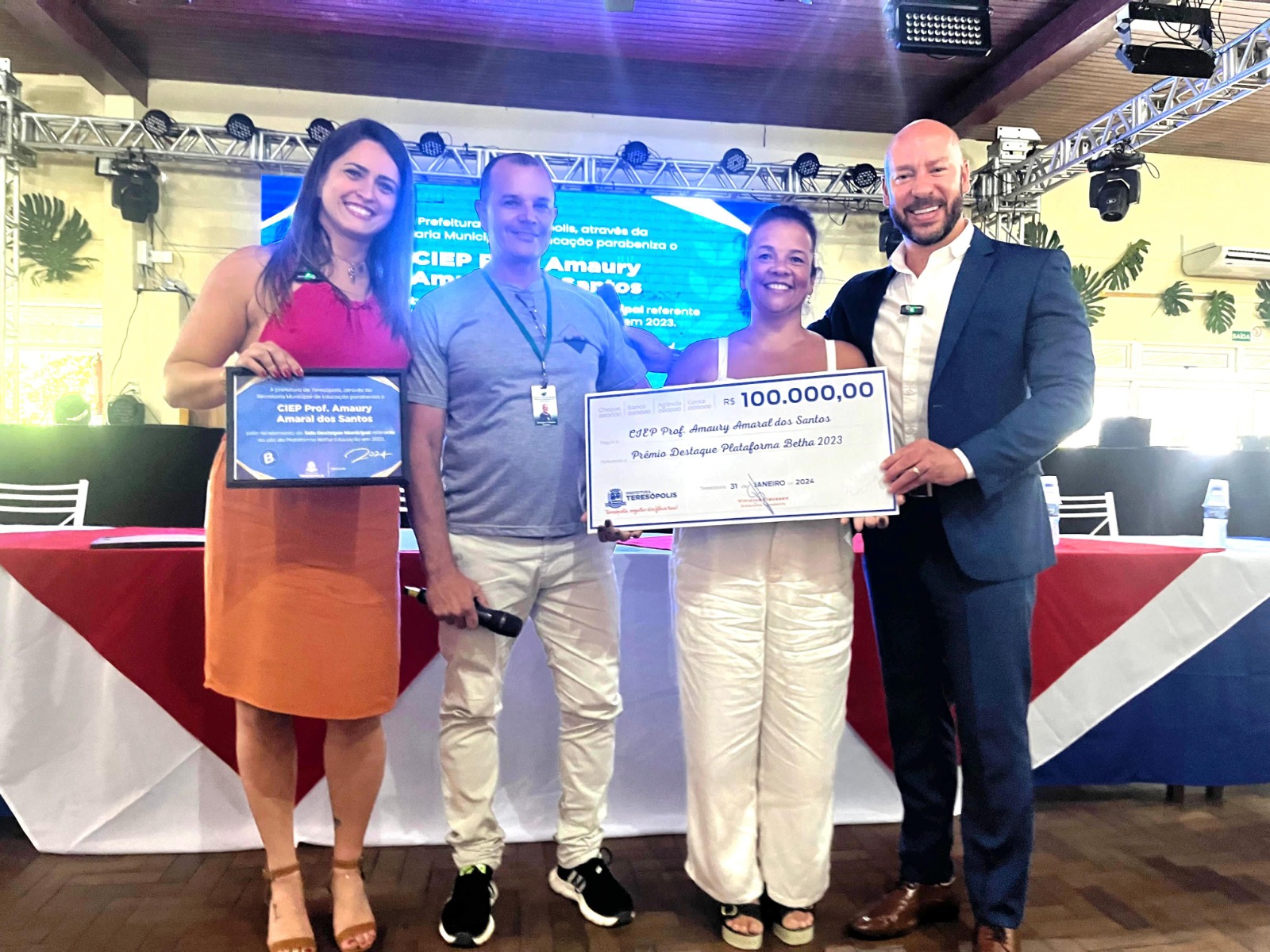 Evento de abertura do ano letivo é marcado pela premiação de escolas que se destacaram em 2023