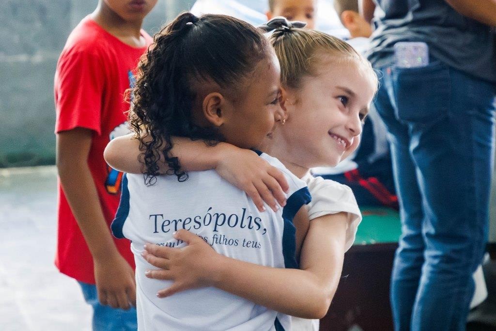 Carinho e receptividade marcam a volta às aulas em Teresópolis