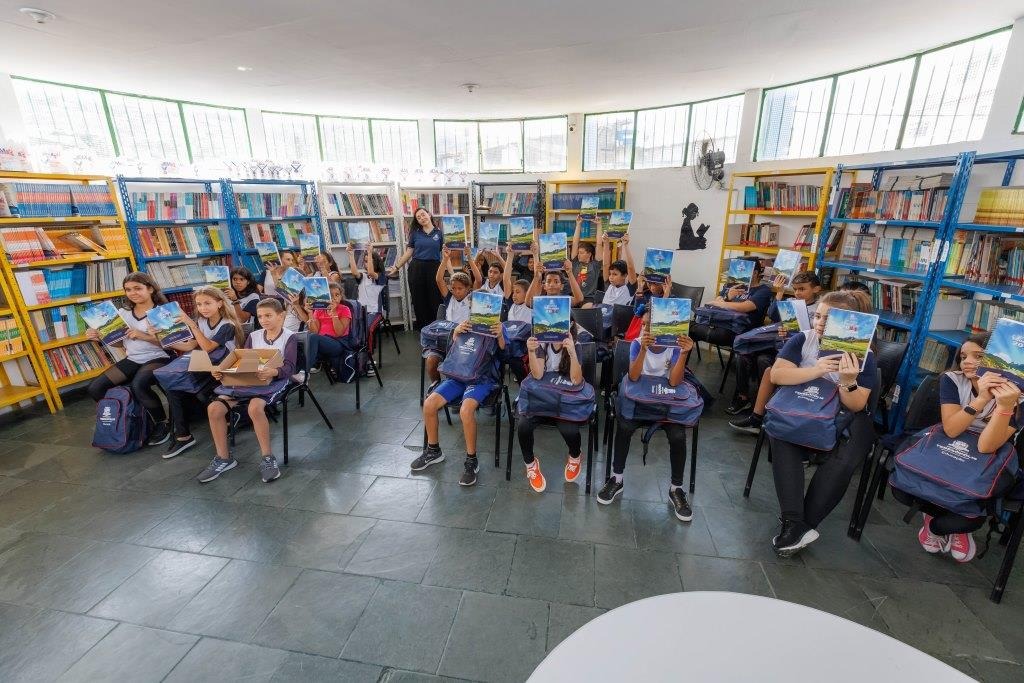 Prefeitura de Teresópolis entrega kit de material escolar em unidades do bairro de São Pedro