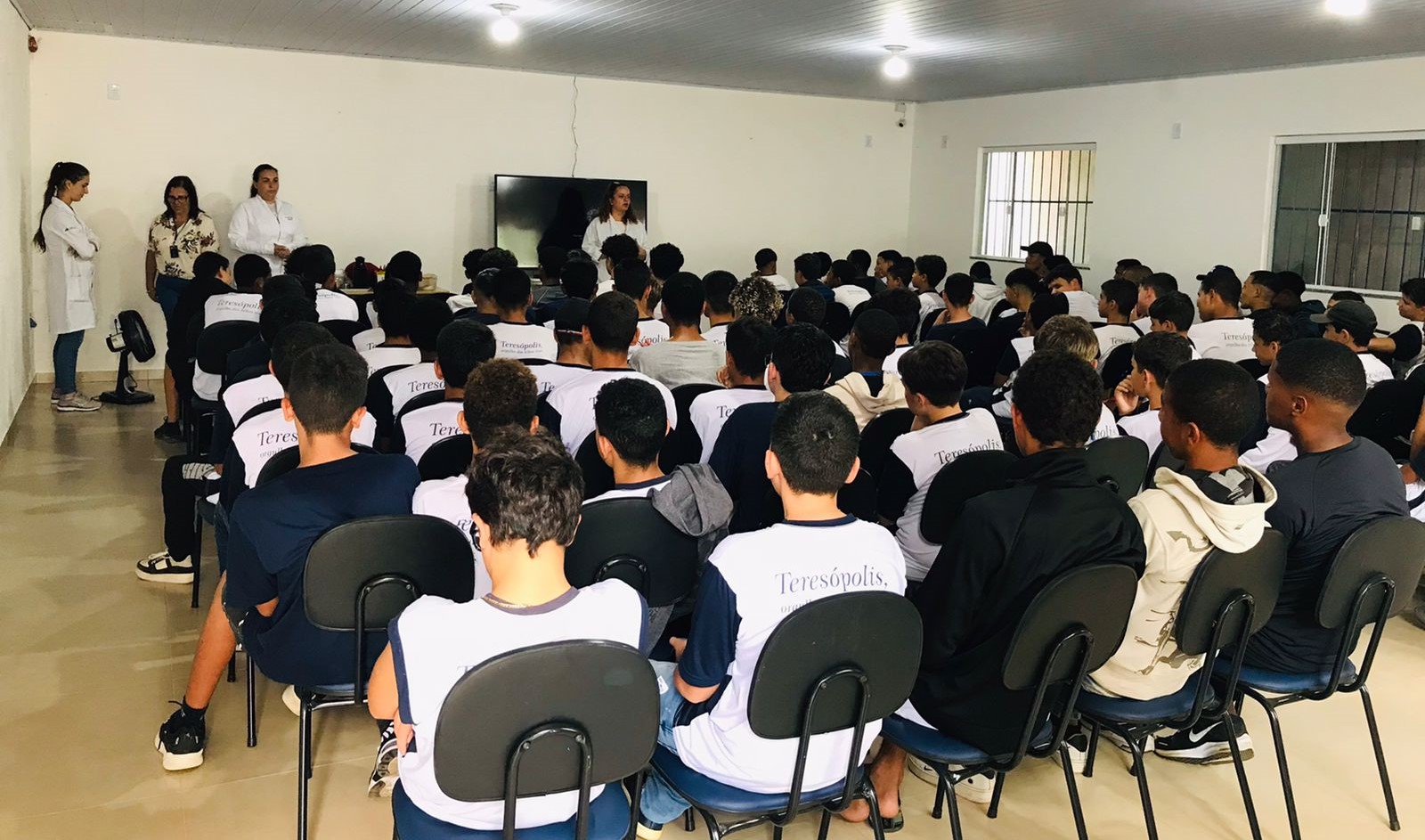 'Fevereiro Laranja': Palestra sobre prevenção da gravidez na adolescência movimenta escola da zona rural, em Teresópolis