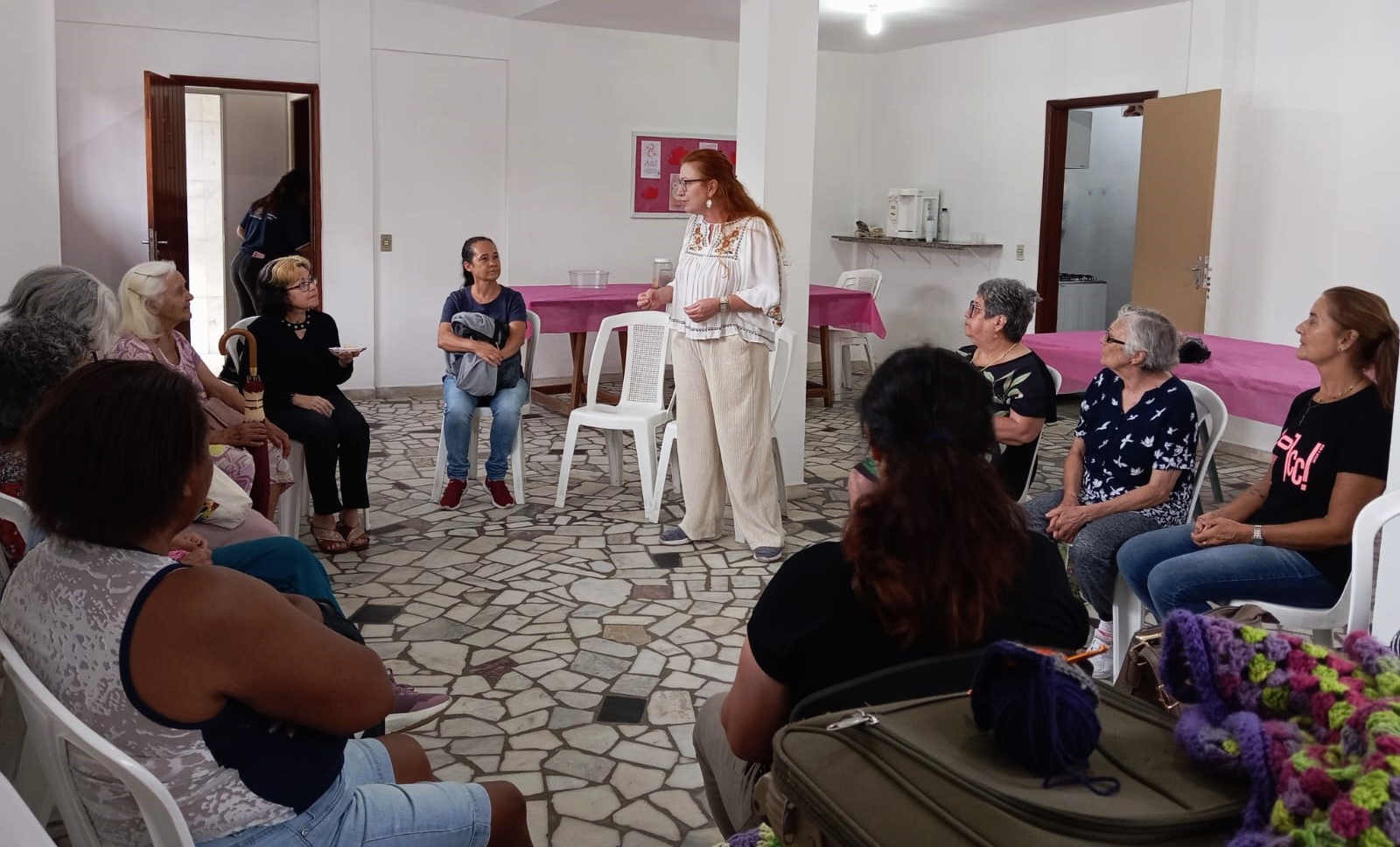 Habilidade e empoderamento feminino: CRAS Alto faz rodas de conversa com alunas das oficinas de crochê e pintura em tecido
