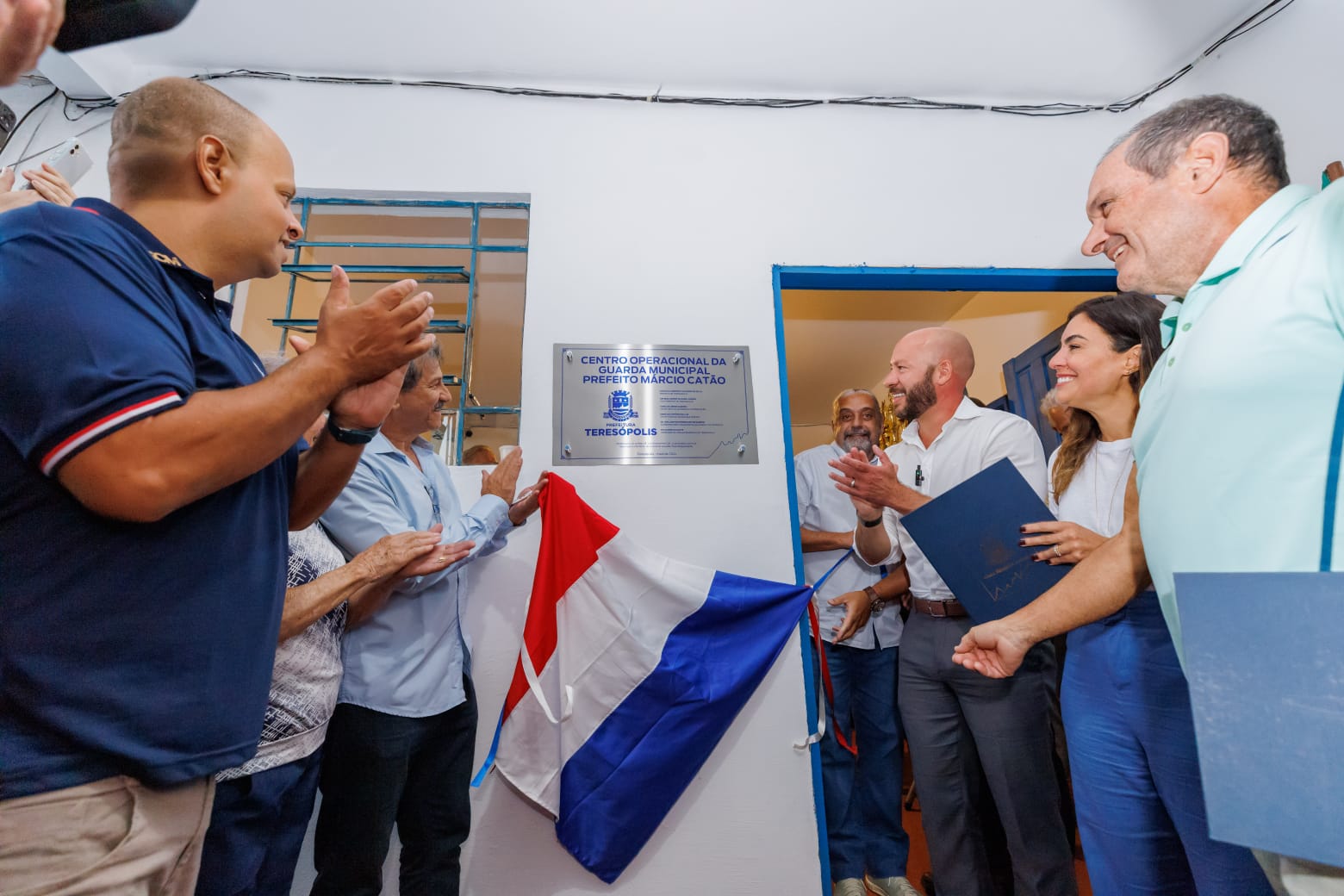 Prefeito Vinicius Claussen e familiares participam de cerimônia de nomeação do Centro Operacional da Guarda Municipal Prefeito Márcio Catão