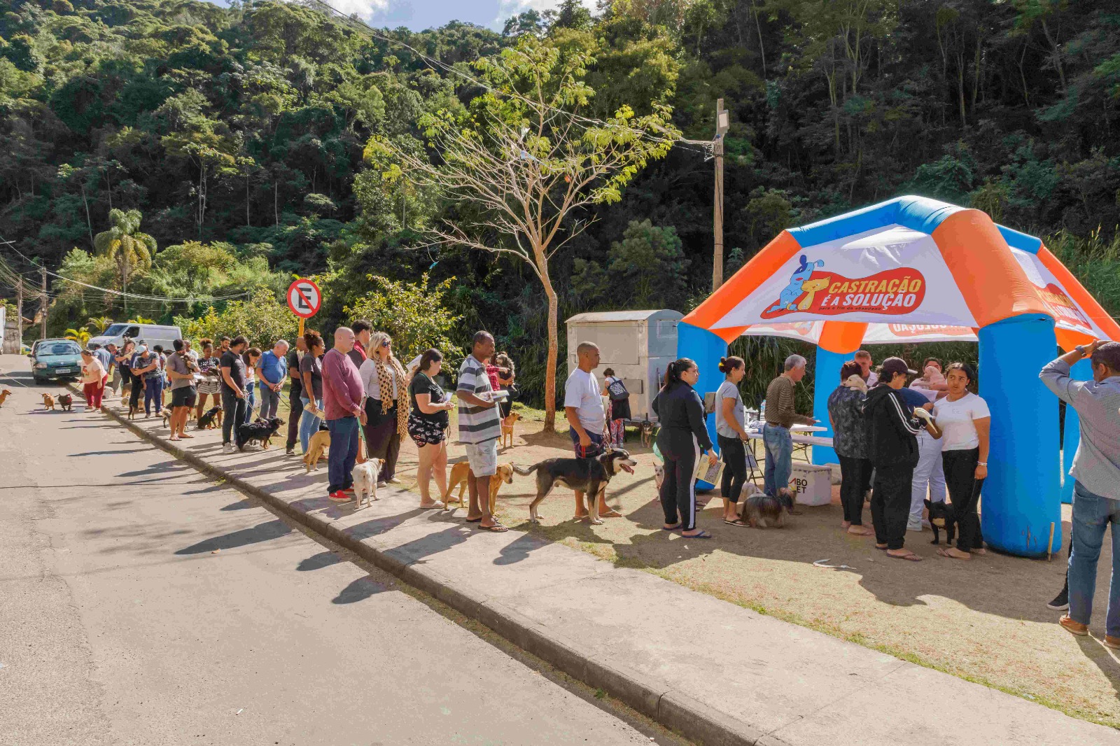 Causa animal: ONG realiza serviços gratuitos de microchipagem, vacinação e vermifugação de cães no bairro Caleme, em Teresópolis