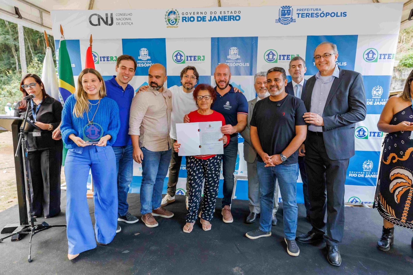 Titula Terê: Teresópolis entrega os registros de imóveis a 100 famílias do Caleme e a 52 da Portelinha, na Fonte Santa
