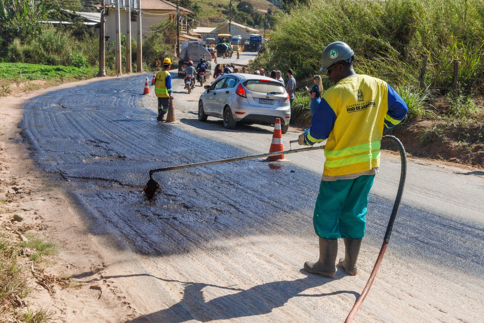 Governo do Estado inicia recapeamento asfáltico na estrada de Água Quente.