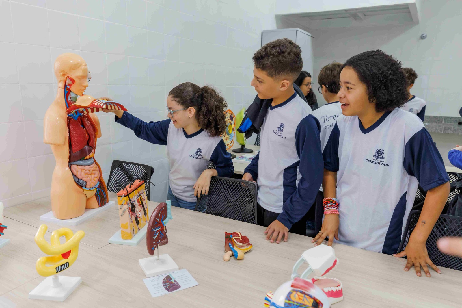 Prefeitura de Teresópolis e Governo do Estado inauguram Laboratório de Iniciação Científica Intramuros na Escola Municipal Sakurá