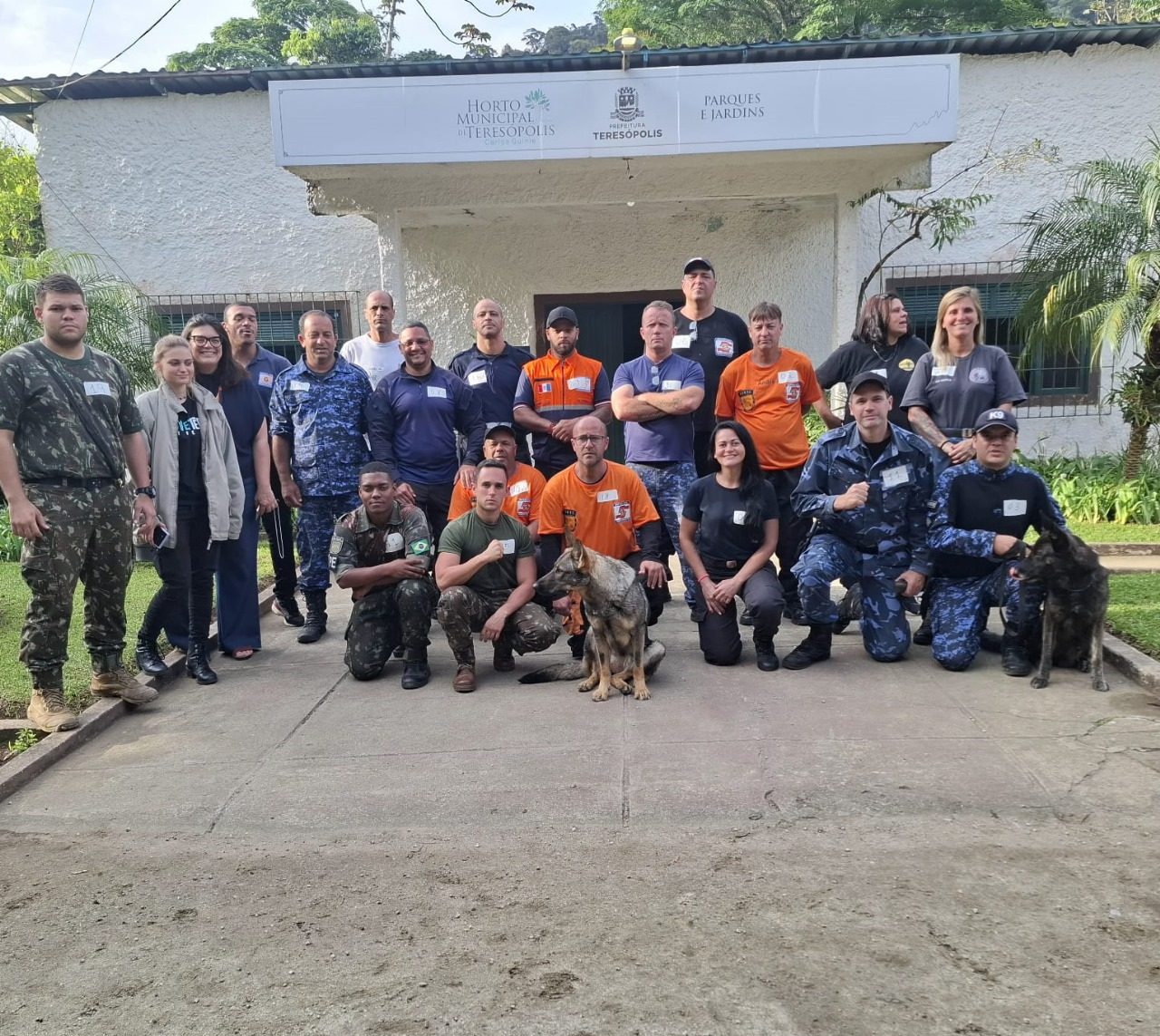 Prefeitura de Teresópolis treina Defesa Civil e Guarda Civil Municipal para operações com cães de busca e resgate