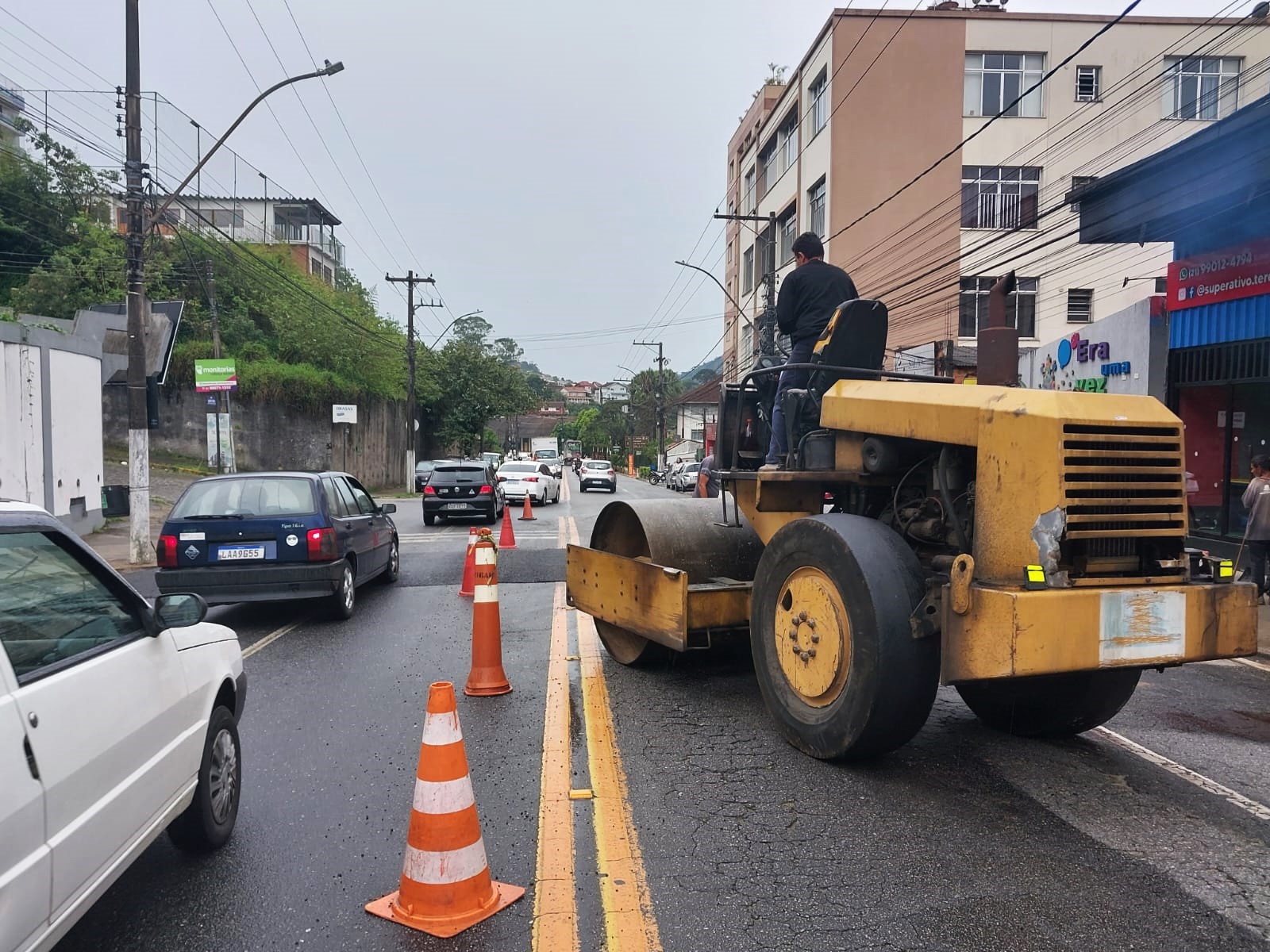 Prefeitura de Teresópolis implanta faixa elevada na Avenida Alberto Torres, no Alto, para garantir a travessia segura de pedestres