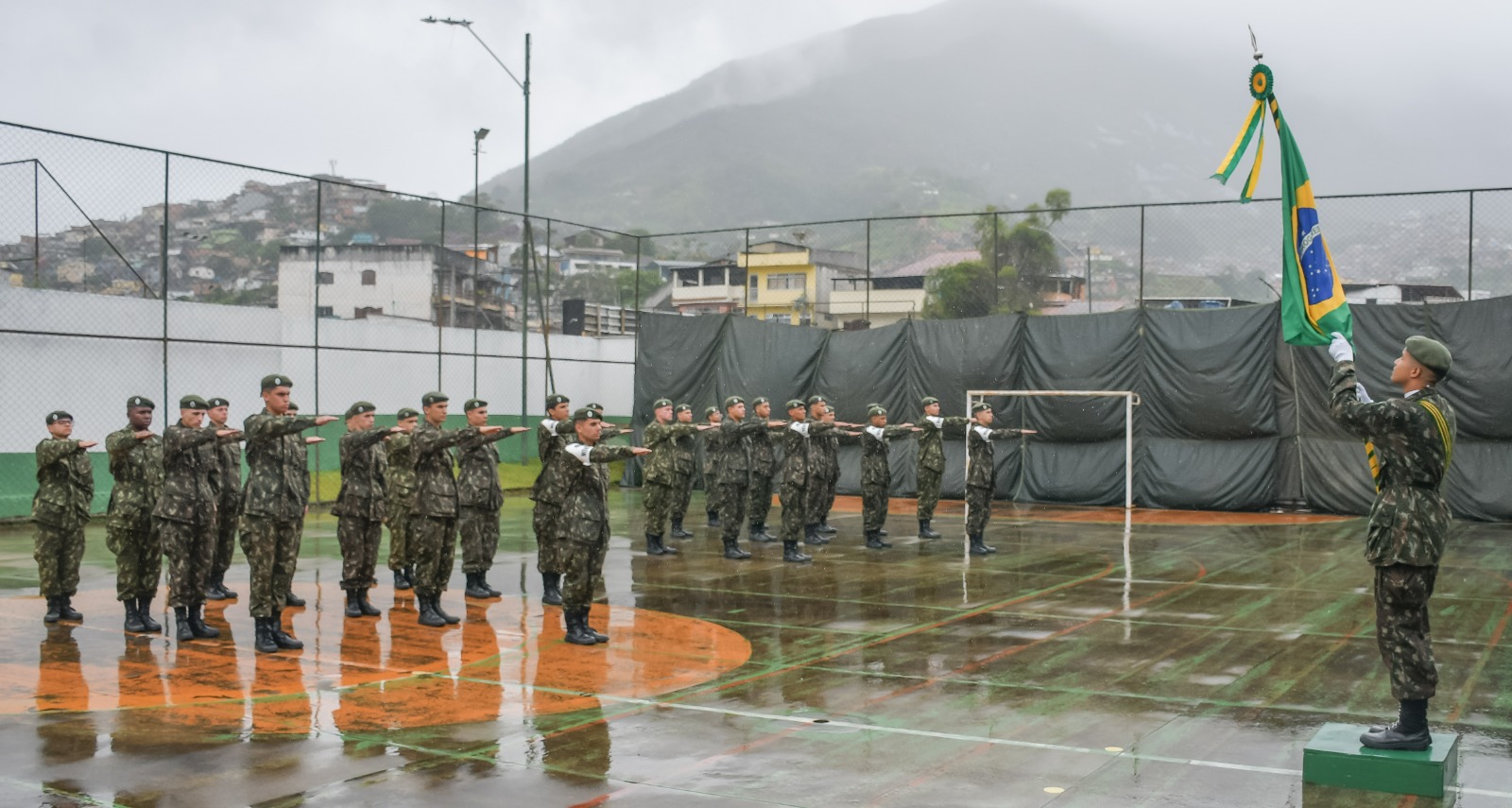 Tiro de Guerra forma 40 atiradores em solenidade com a presença de autoridades civis e militares e familiares dos formandos