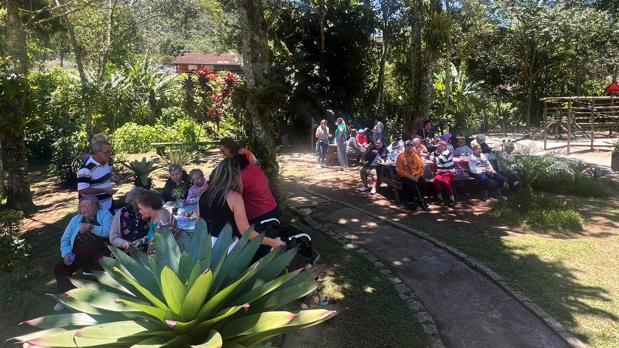 Grupo de idosos passeia pela cidade e visita o Horto Municipal de Teresópolis