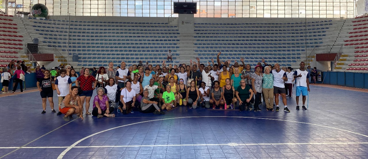 Alegria e entusiasmo marcam aulão de alongamento no Ginásio Pedrão