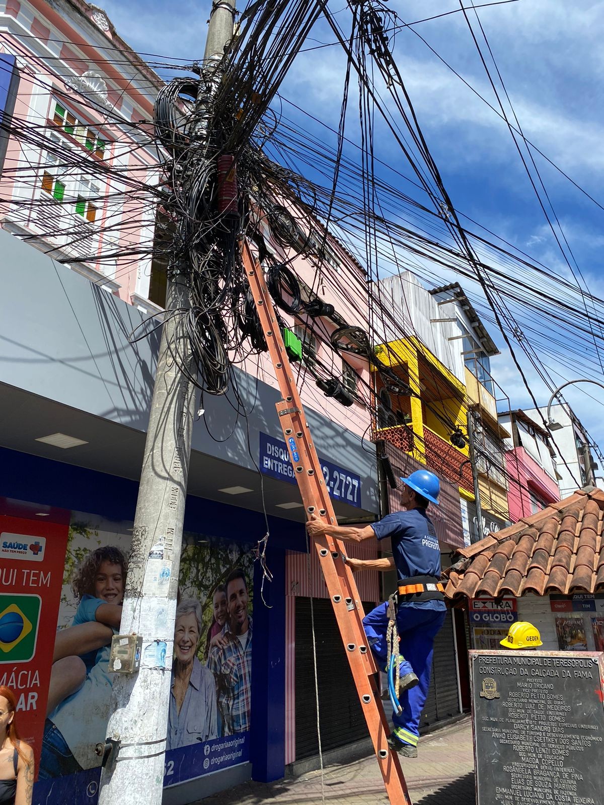 Operação Caça Fio: Prefeitura de Teresópolis remove excesso de cabos nos postes para combater a poluição visual