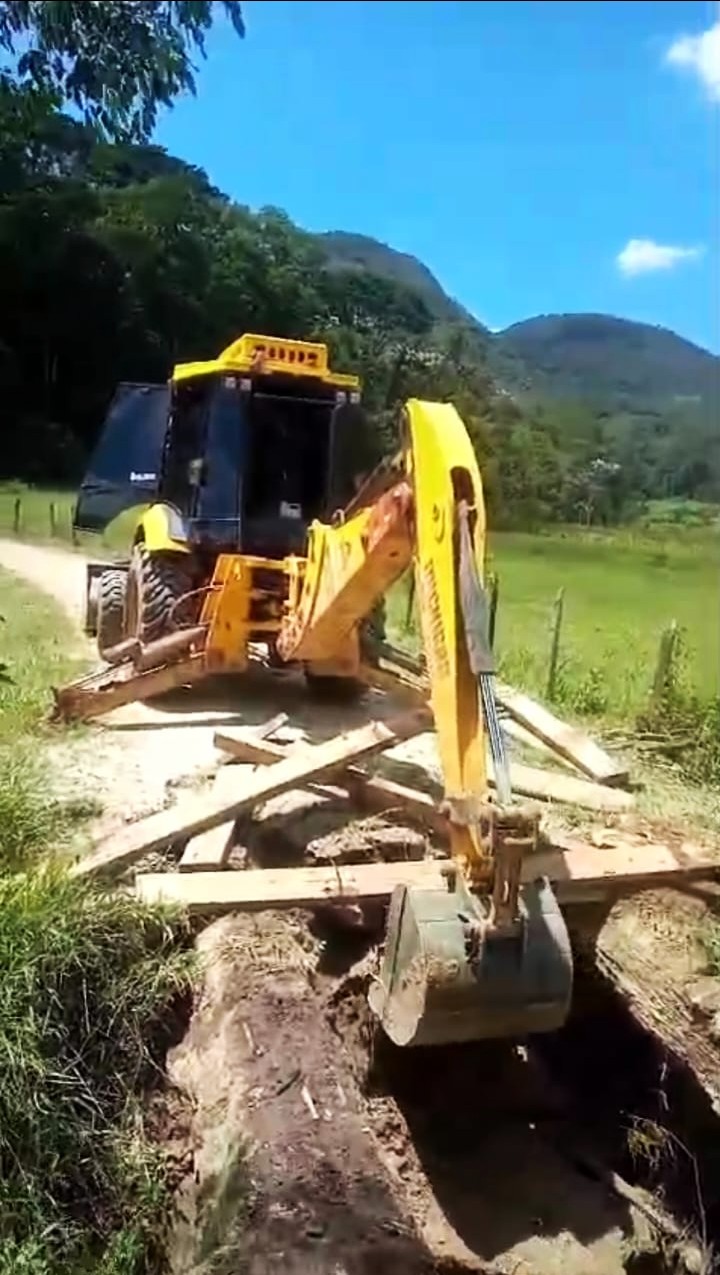 Prefeitura de Teresópolis faz manutenção noturna na área urbana e recupera ponte na zona rural