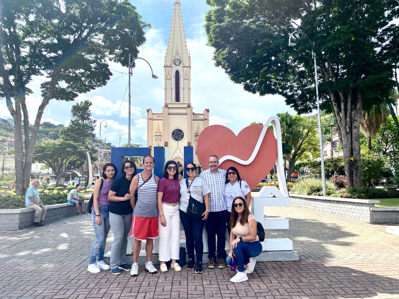 Equipe da Secretaria de Turismo de Teresópolis participa de tour nos pontos turísticos da Várzea