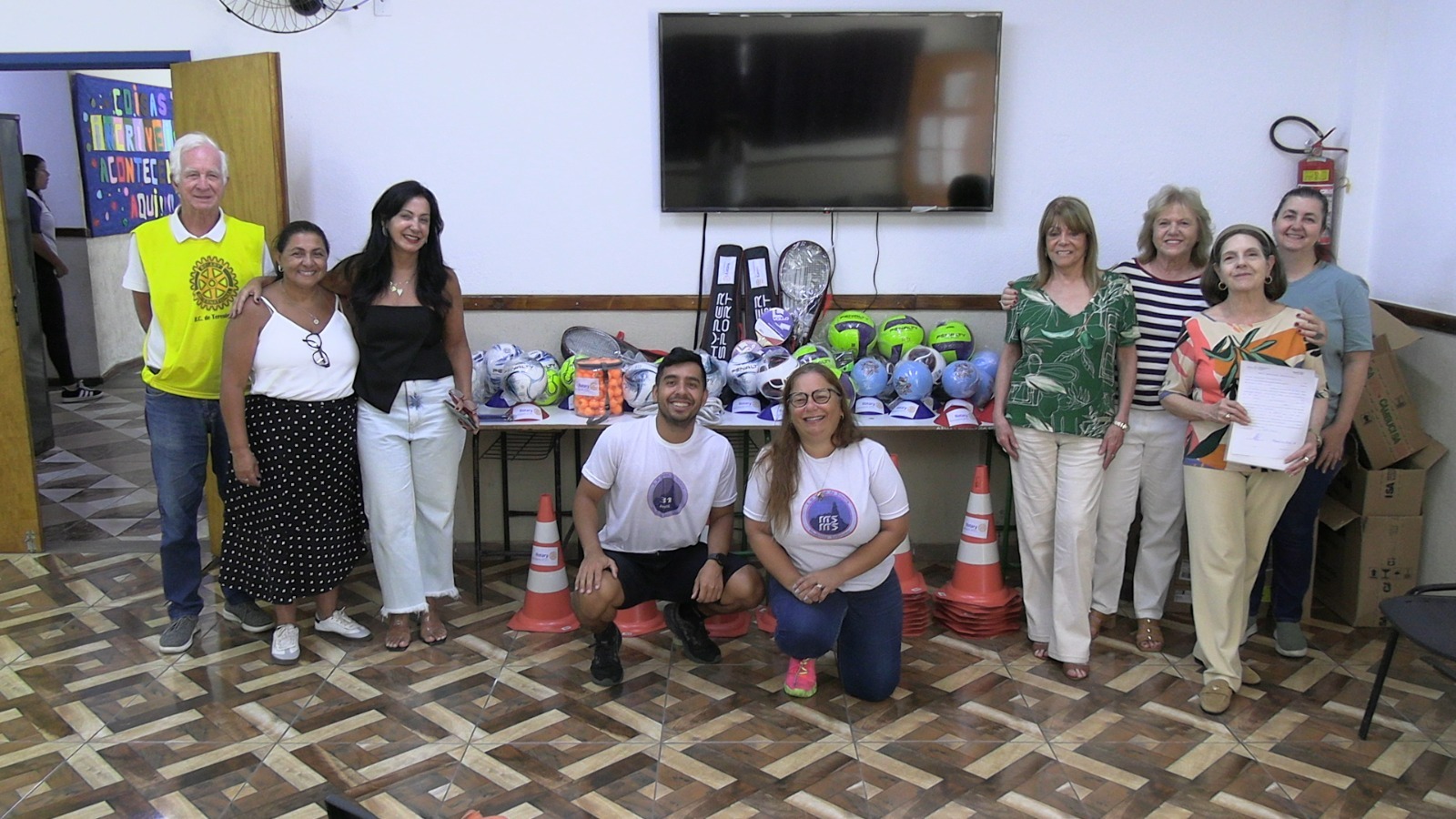 Apoiando o esporte e a escola: Escola Municipal Manoel Medeiros Sobrinho recebe materiais esportivos