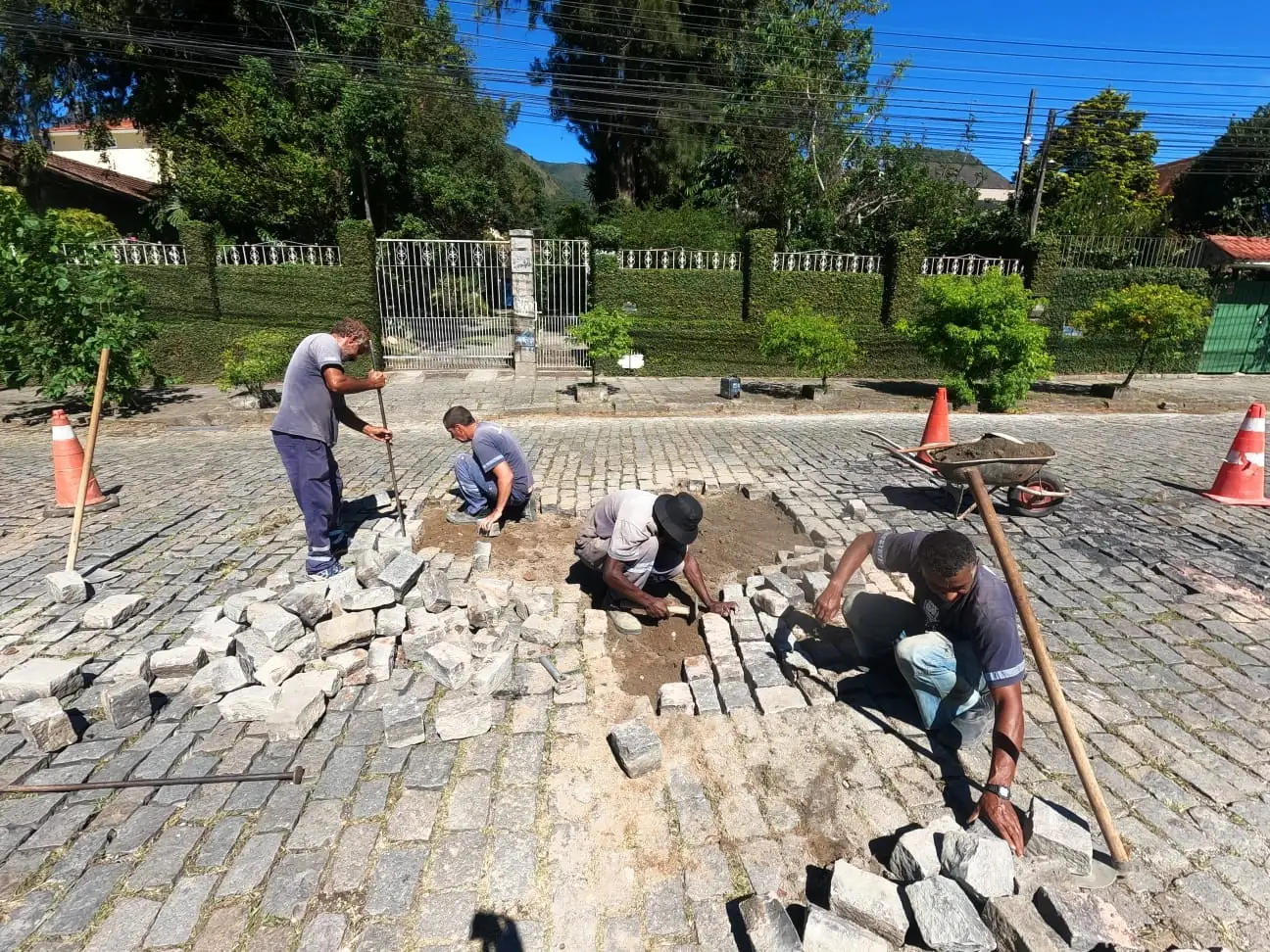 Bairros de Teresópolis recebem operação tapa-buracos e reparos de galerias pluviais