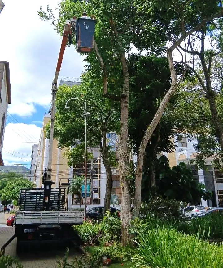 Prefeitura segue com manutenção de vias e praças em Teresópolis