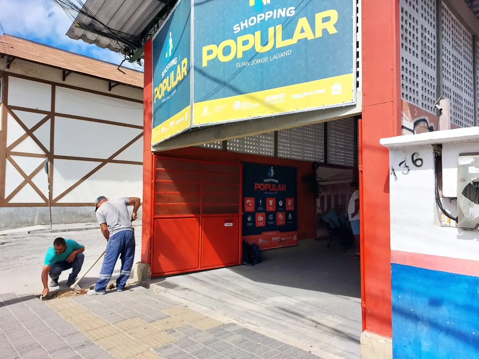 Prefeitura de Teresópolis faz reparos na calçada do Shopping Popular e da Praça de Esportes Radicais