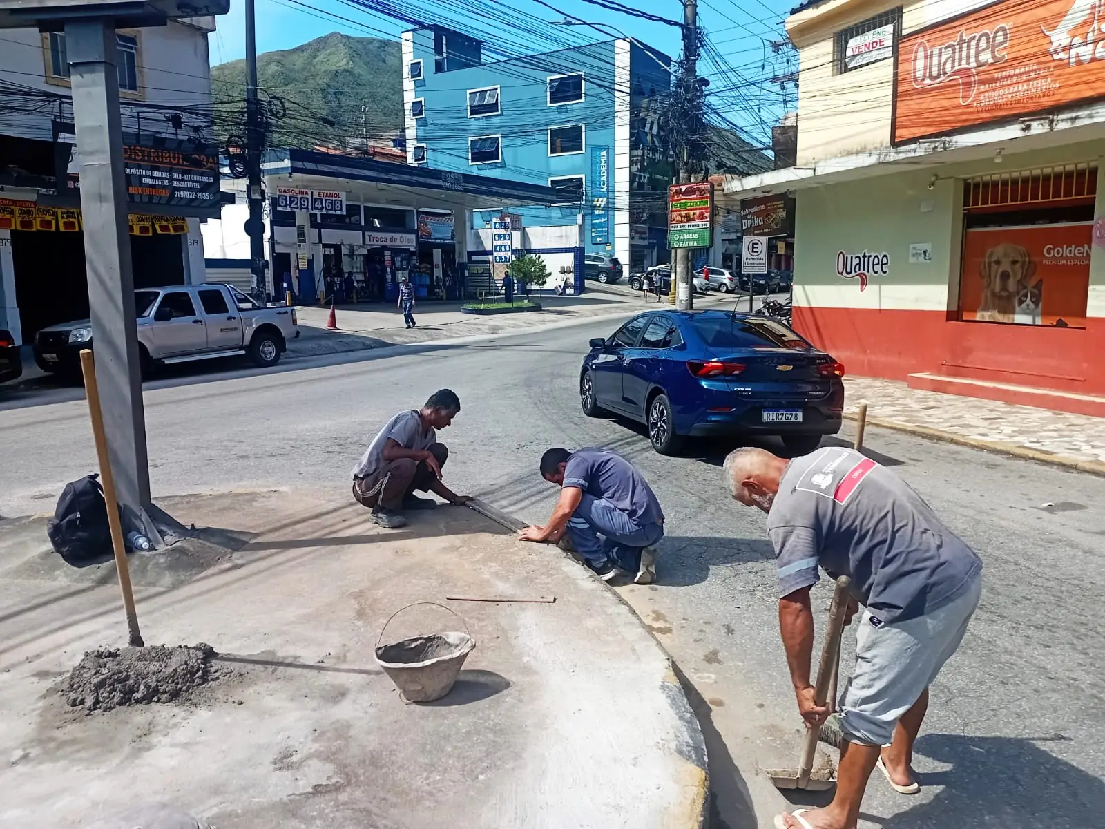 Prefeitura de Teresópolis revitaliza rotatórias e faz operação tapa-buracos no São Pedro