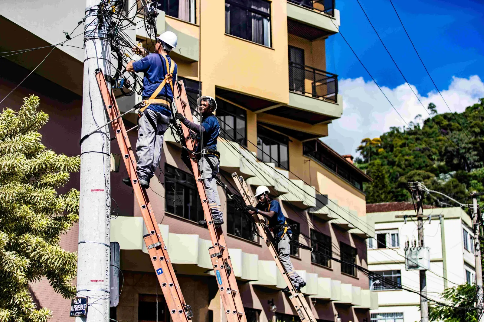 'Operação Caça Fio': Prefeitura segue com trabalho de limpeza nos postes