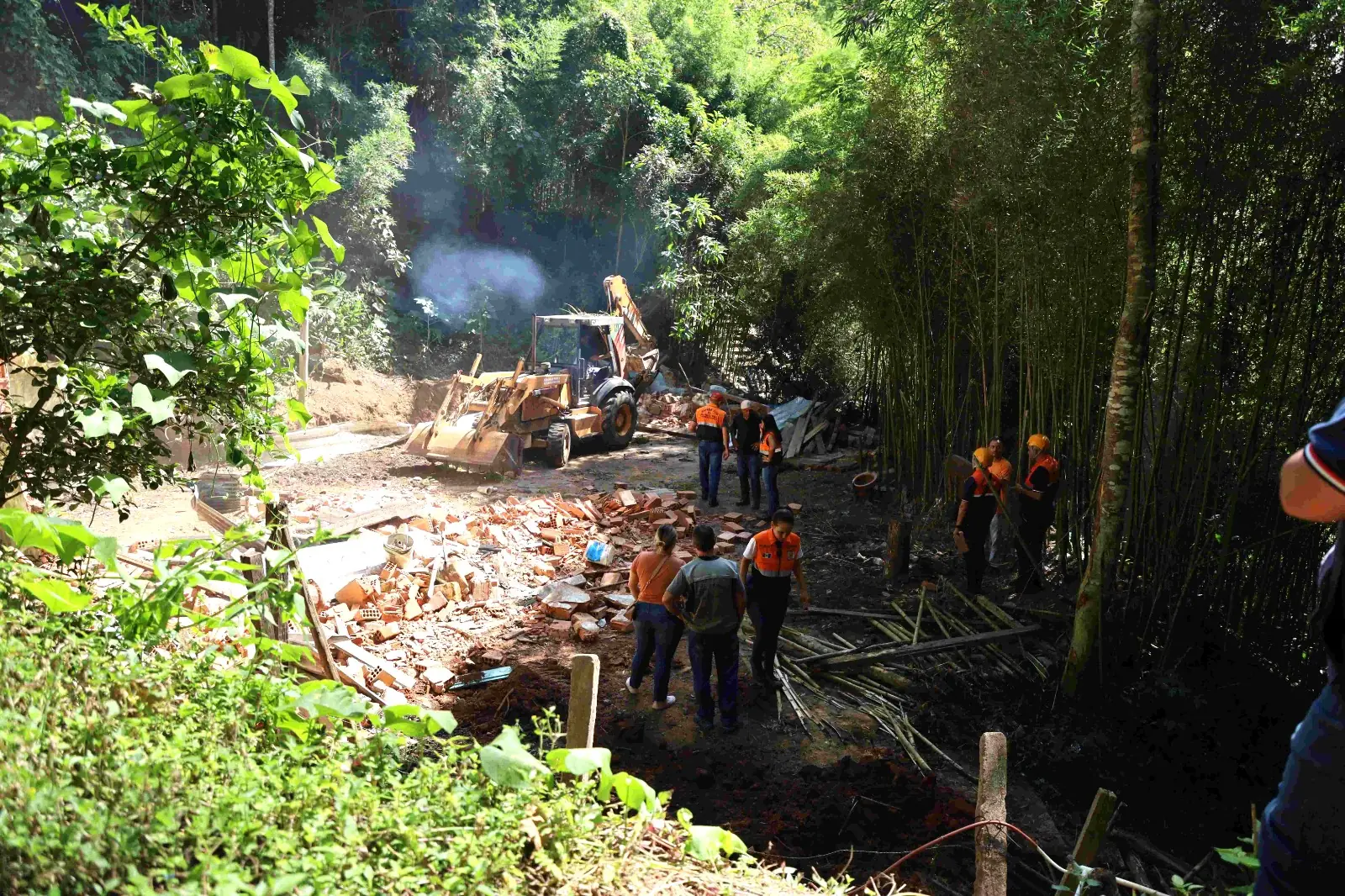 Prefeitura de Teresópolis faz a demolição de imóveis desocupados na Cascata do Imbuí