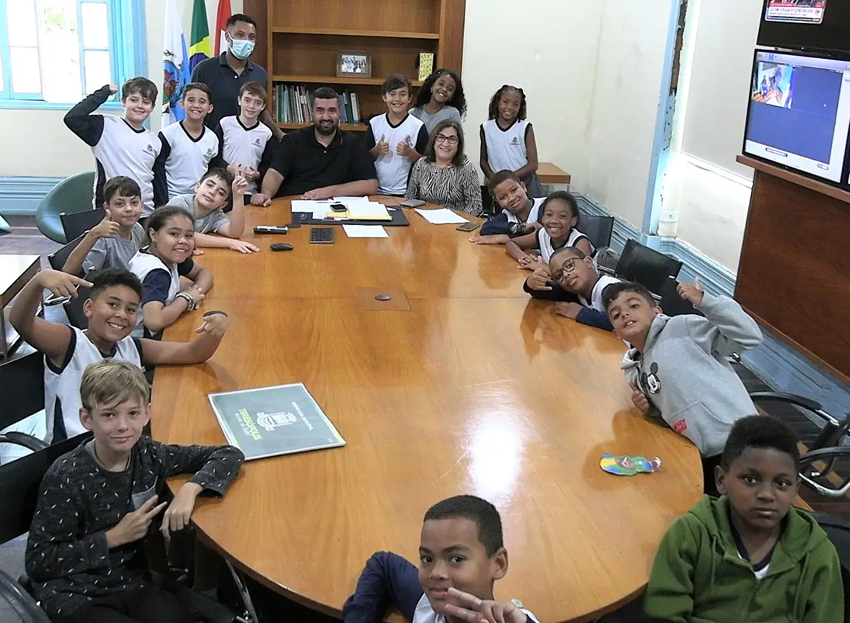 Projeto 'Mulheres da Política': Alunos da rede municipal são recebidos na Prefeitura de Teresópolis