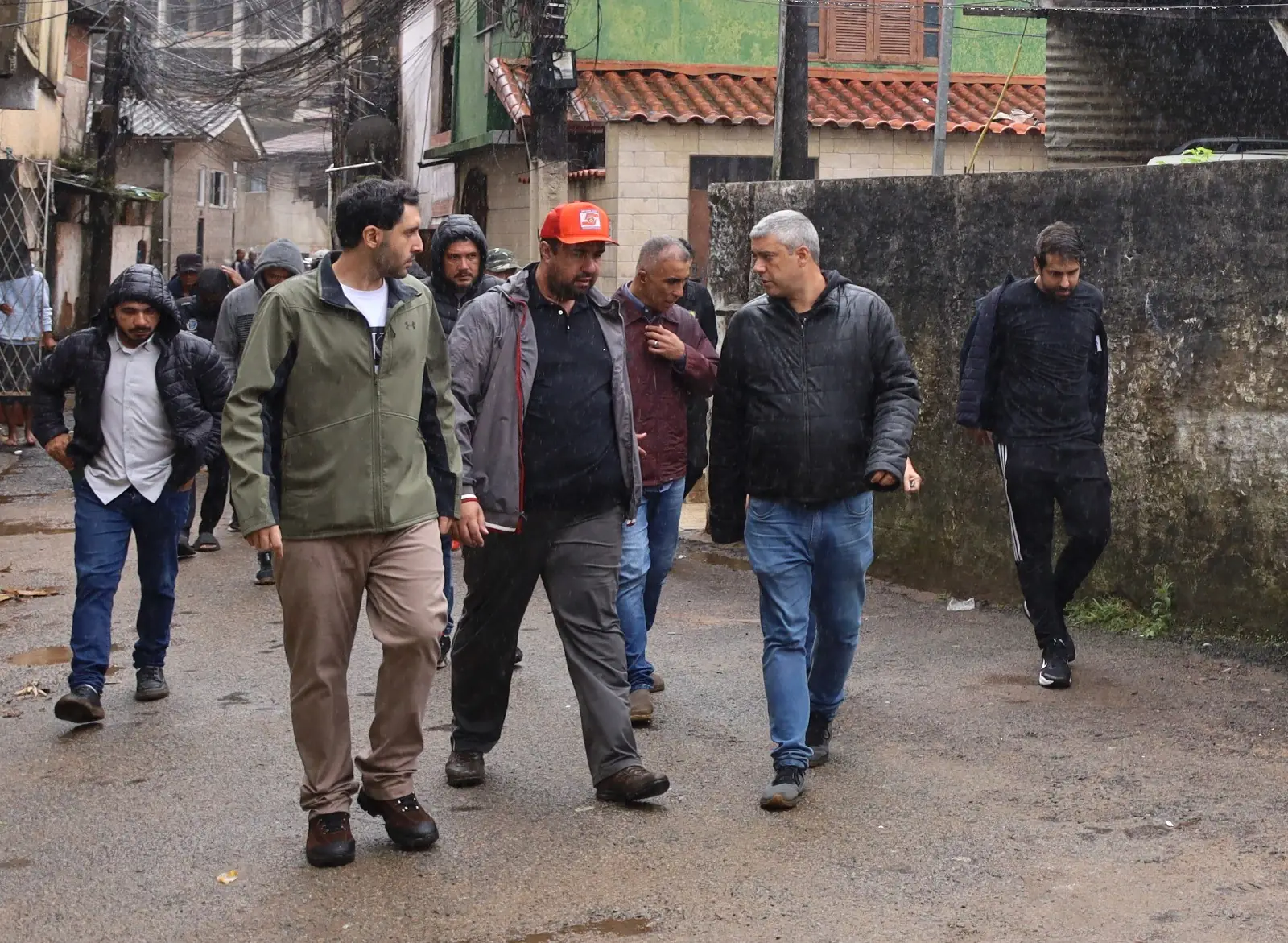 Prefeito de Teresópolis, Leonardo Vasconcellos, coordena ações de acolhimento, sociais e de saúde na Ilha do Caxangá