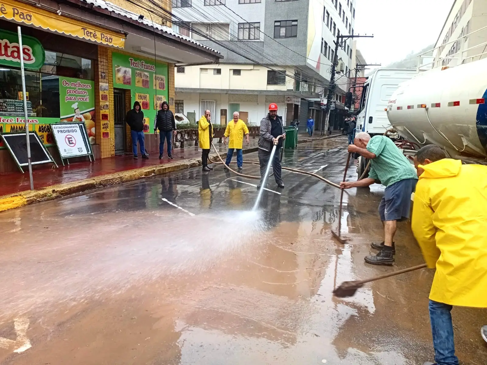 Prefeitura de Teresópolis faz vistorias, limpa a cidade e segue no atendimento à população