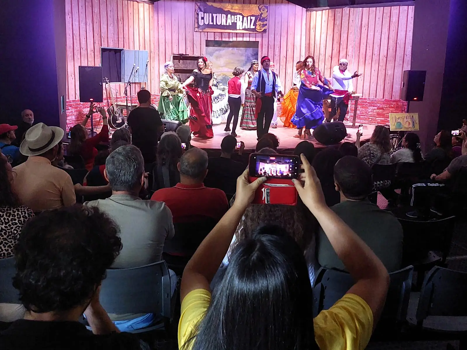 Cultura de Raiz: Artistas populares homenageiam as mães e os povos ciganos com música, poesia, teatro e dança em Teresópolis
