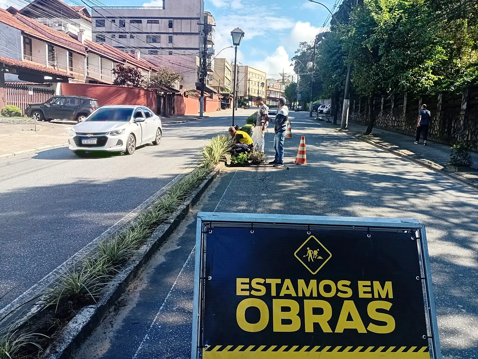 Prefeitura de Teresópolis limpa canteiros e faz manutenção de prédios públicos