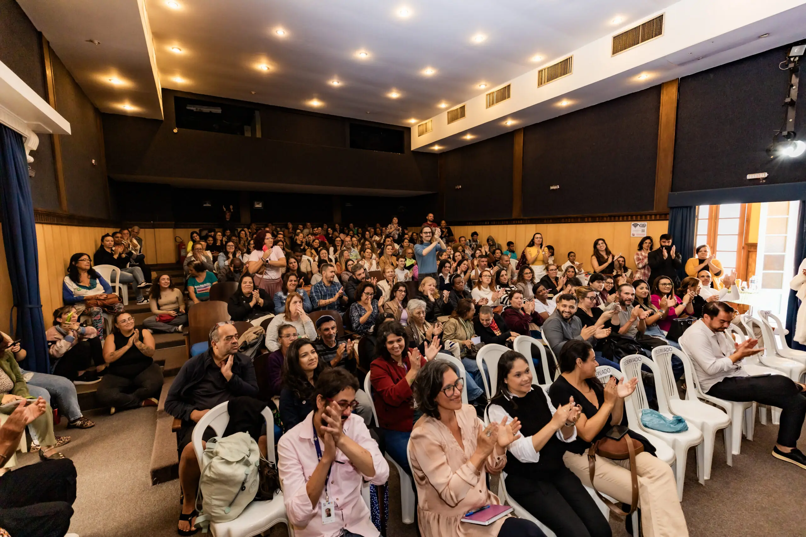 Fórum da Saúde Mental de Teresópolis reúne centenas de pessoas no Teatro Municipal 