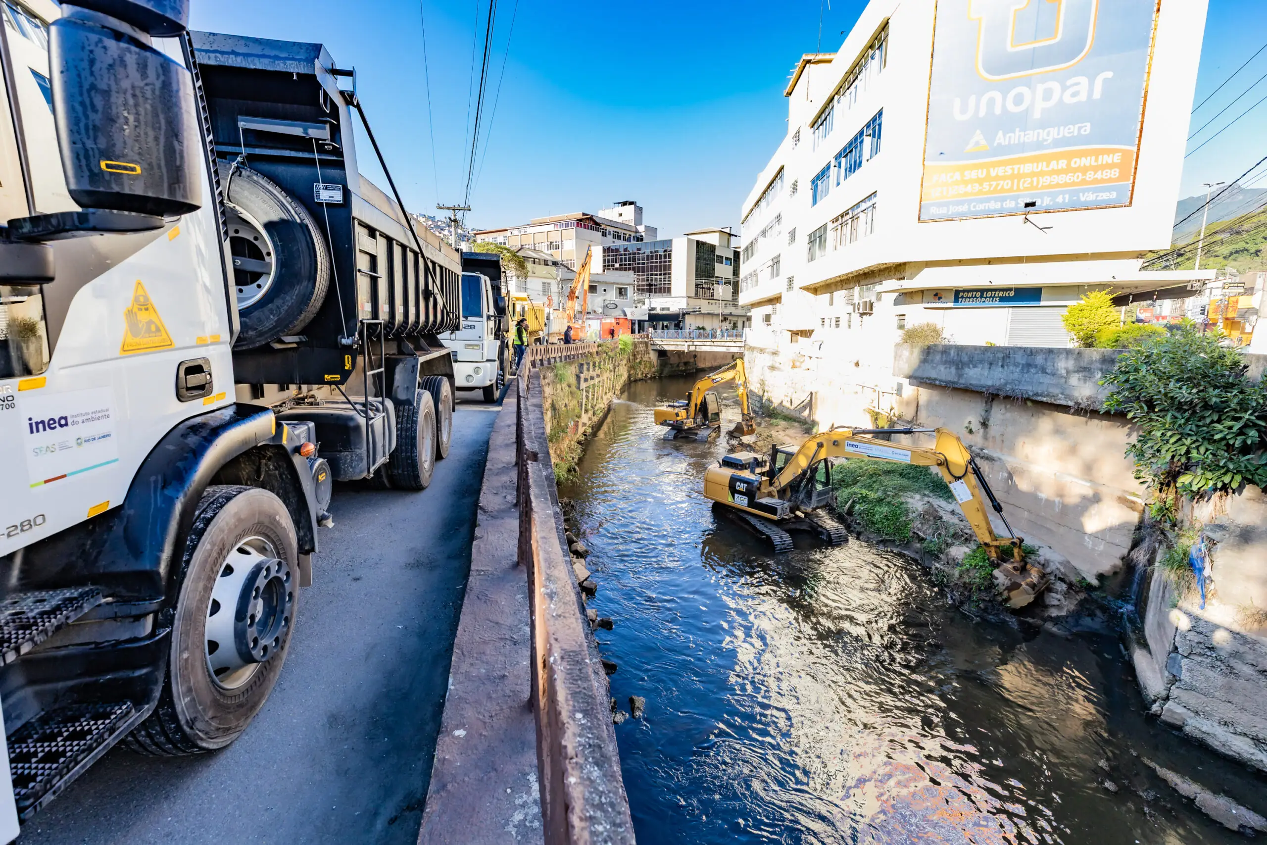 Operação 'Limpa Rio': Com 7 sete caminhões e 3 máquinas, trabalho de limpeza e desassoreamento é iniciado em todo o trecho do Rio Paquequer, no centro da cidade