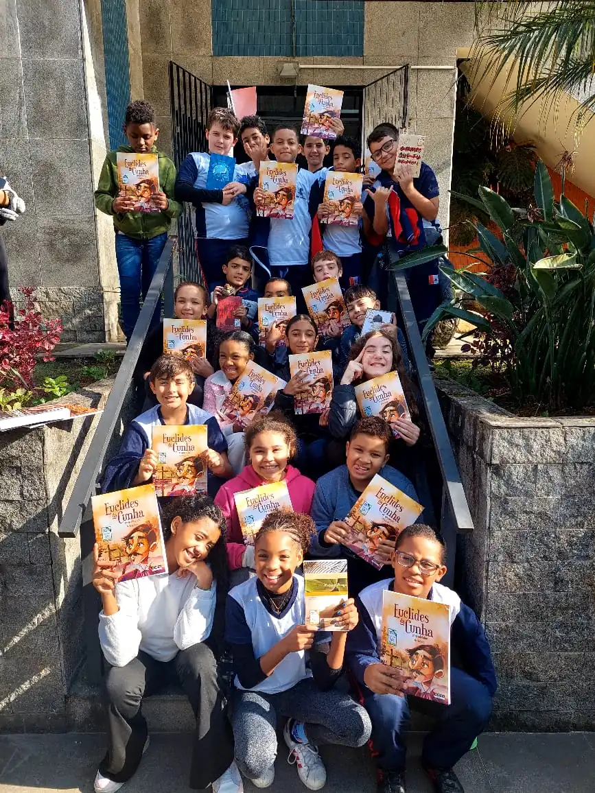 Alunos da Escola Municipal Antônio Santiago vivenciam um dia especial na Biblioteca Paulo Capamena